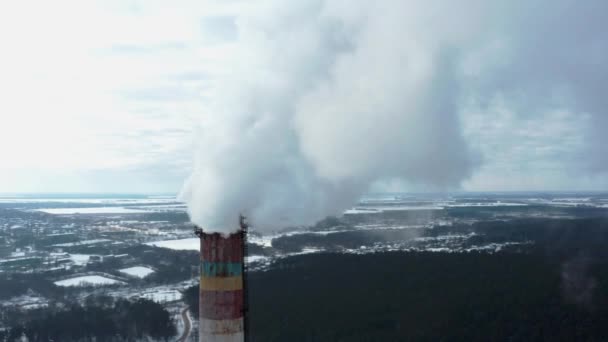 冬の街を背景に煙突の喫煙 大気中への排出による環境汚染 大気中の排出量の空中ビュー ウクライナ2022年 ショストカ市 — ストック動画