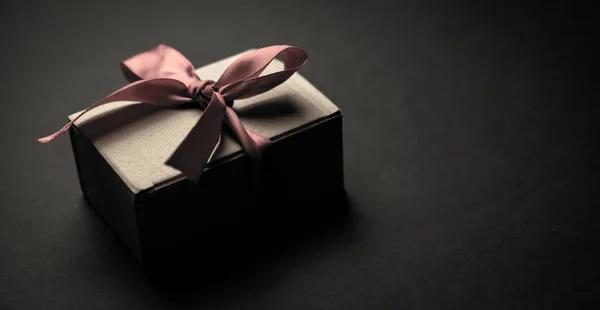 Geschenkbox Mit Roter Schleife Auf Schwarzem Hintergrund — Stockfoto