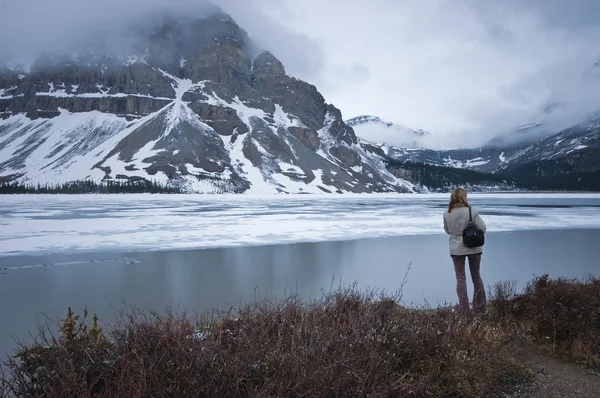 Un turista si trova vicino alla montagna di neve — Foto Stock