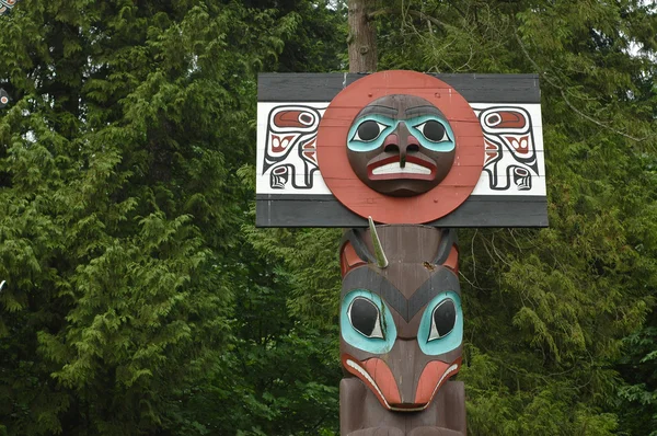 Totem pole in Vancouver garden — Stock Photo, Image