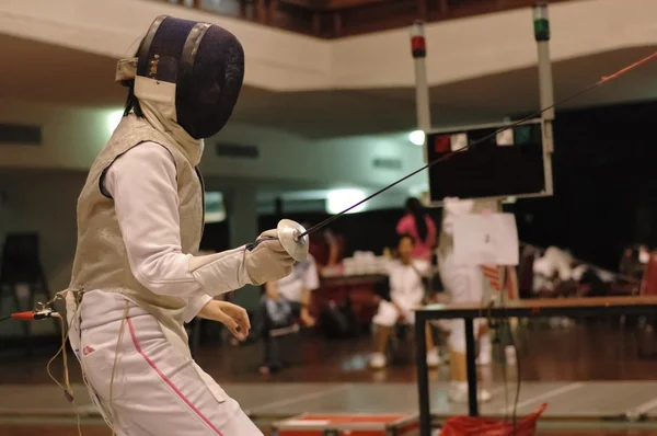 Foil swordman fighting in fencing match — Stock Photo, Image