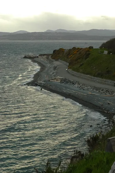 Извилистая дорога рядом с океаном — стоковое фото
