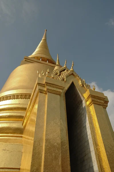 Gouden stoepa poort en blauwe hemel in bangkok thailand — Stockfoto