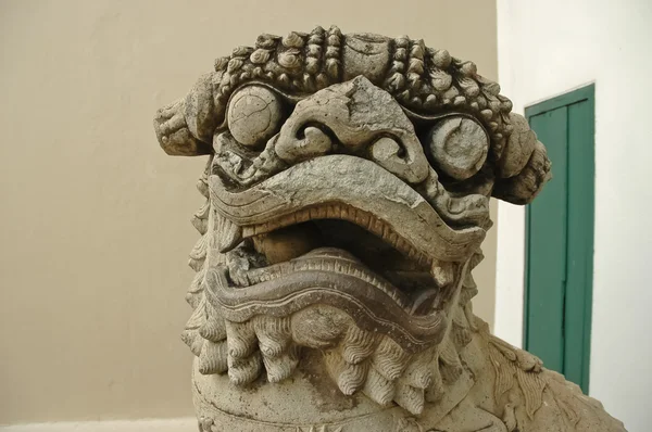 Starověké čínské kamenného lva ručně vyřezávané — Stock fotografie