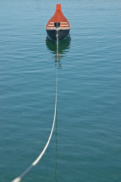 Barco a remo flutua no lago calmo — Fotografia de Stock