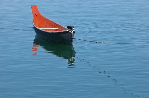 Veslovací člun pluje na klidné jezero — Stock fotografie