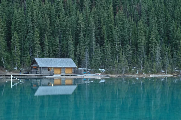 自然のままの湖の近くの小さなコテージ — ストック写真