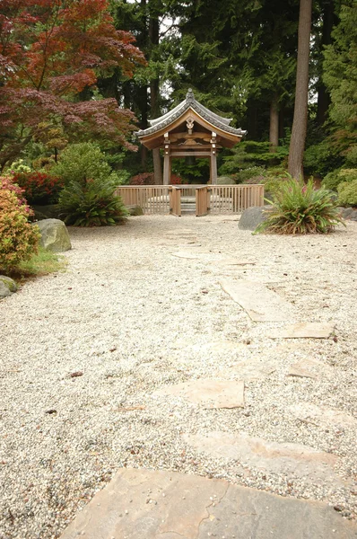 Japon zen bahçesinde türbe — Stok fotoğraf