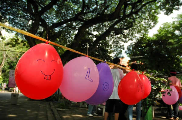 Ballons colorés sur une ligne — Photo