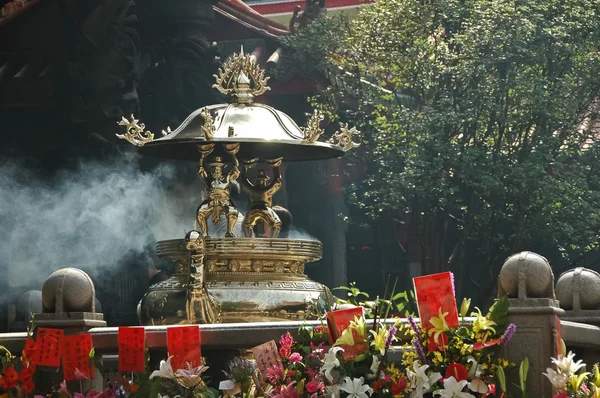 Chinese wierookbrander stokken in tempel — Stockfoto