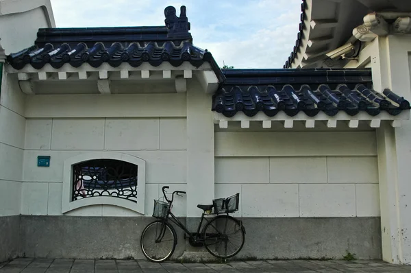 Vintage bicycle near China house — Stock Photo, Image