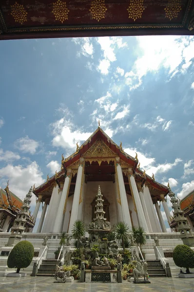 Templo majestoso tailandês e céu azul — Fotografia de Stock