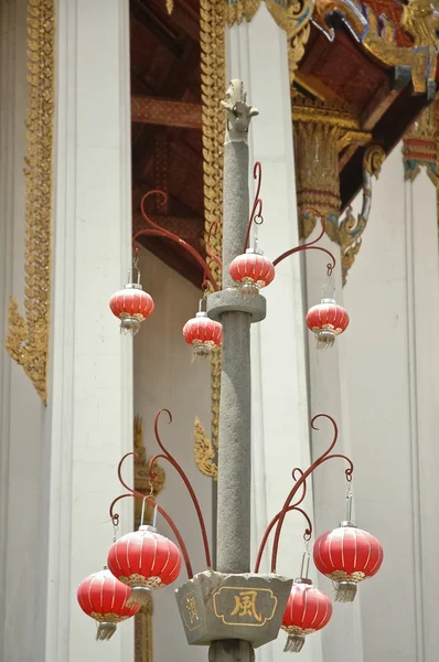 Linternas chinas rojas colgadas en templo tailandés —  Fotos de Stock