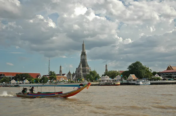 Toeristische lange staart boot op de rivier en dawn tempel bangkok — Stockfoto