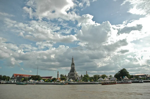 Gryningen tempel landskap på bangkok floden chao phraya — Stockfoto