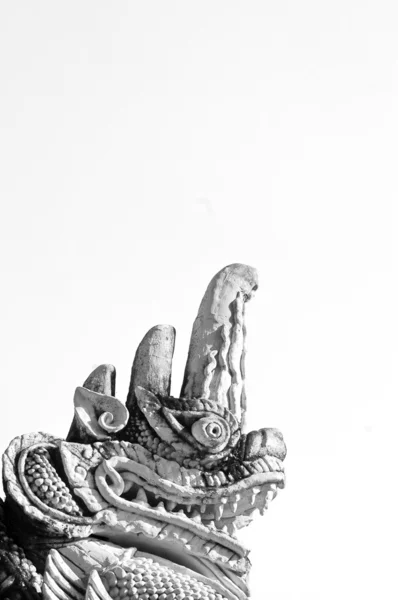 Scultura di Naga Testa di drago tailandese isolato — Foto Stock