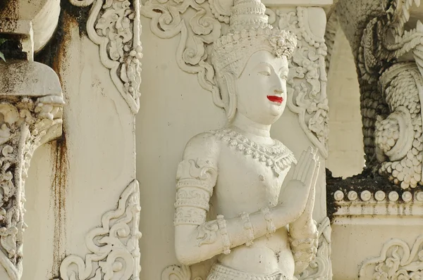 Witte engel standbeeld Thaise stijl in tempel — Stockfoto