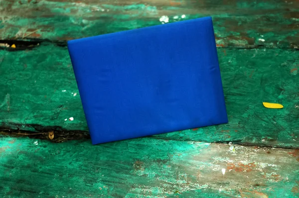 Cuaderno de tapa dura azul oscuro sobre mesa vieja de madera verde —  Fotos de Stock
