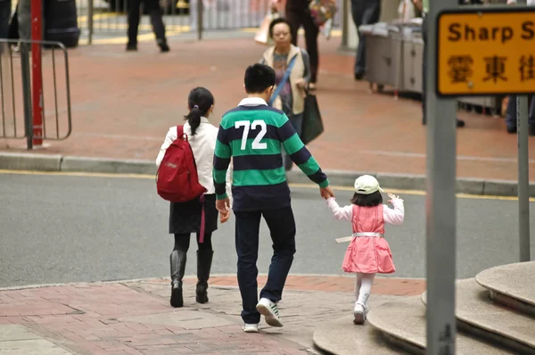 Honk Kong família caminha cruzar Sharp Street — Fotografia de Stock