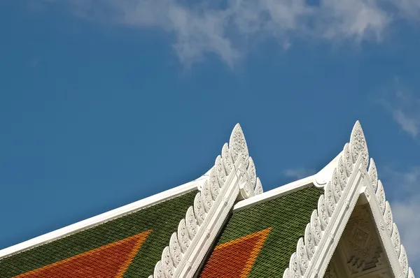 Techo de decoración del templo tailandés y cielo azul — Foto de Stock