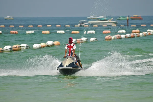Jetski conductor salpicando ola en el mar esmeralda — Foto de Stock