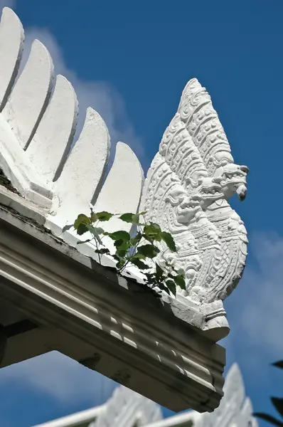 Dragón tailandés - Escultura Naga en el techo del templo bajo el cielo azul — Foto de Stock