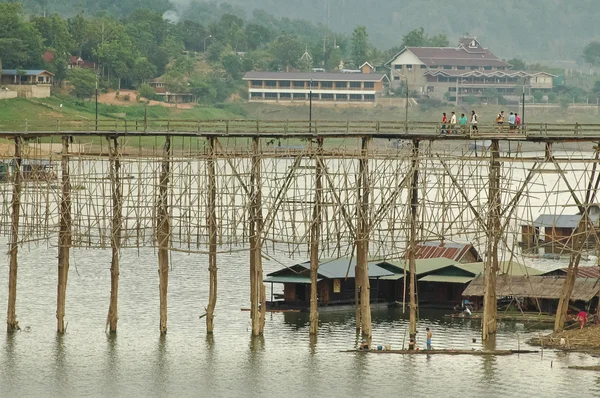 Grande ponte de bambu e vila de pescadores em Sangkhlaburi Wester — Fotografia de Stock