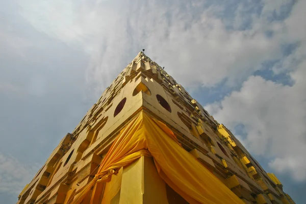 Zlatá střecha sangkhlaburi chrám v Thajsku západní — Stock fotografie