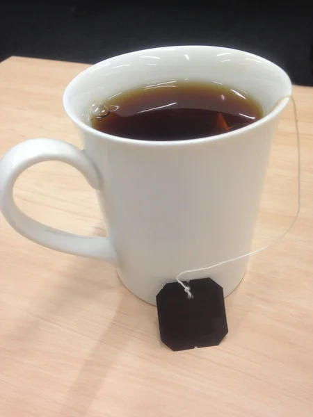 Ζεστό τσάι μαύρο στο λευκό Κύπελλο — Φωτογραφία Αρχείου