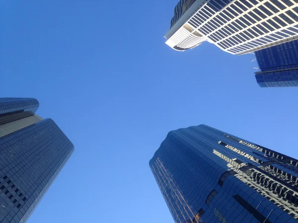 Blick zum blauen Himmel, um Finanzhochhäuser zu sehen — Stockfoto
