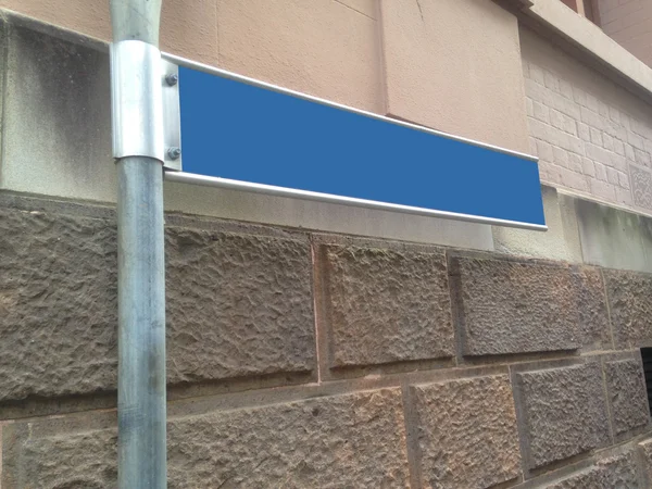 Señal azul de dirección en blanco en un poste de metal — Foto de Stock
