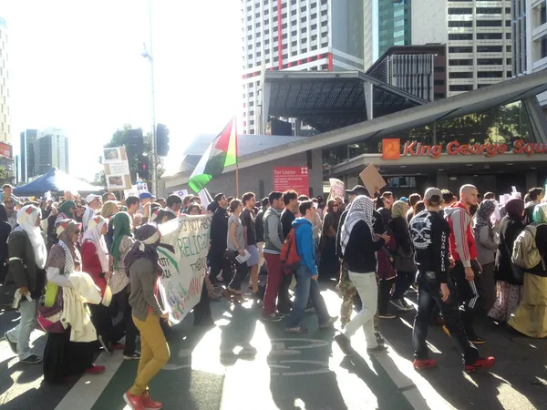 Protesters group gathering to stop Israel-Palestine conflict. — Stock Photo, Image