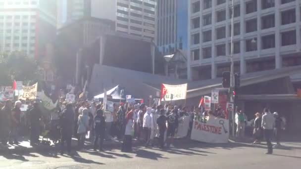 Demonstranten groep verzamelen om te stoppen met Israëlisch-Palestijnse conflict. Brisbane, Australië — Stockvideo