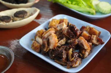 Öğle yemeği için Tayland usulü mangalda kızarmış domuz eti.