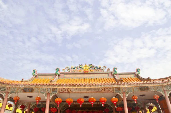 Majestuoso Templo Tradicional Asiático Dragón Con Linternas Rojas Asia — Foto de Stock
