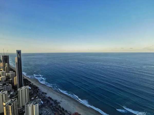 金の海岸 オーストラリア エイプリル社2021年25日 サーファーパラダイスビーチと太平洋の高層ビルの高層ビル群の空中パノラマビュー 夕方のサンセットライト付きの海の風景 — ストック写真
