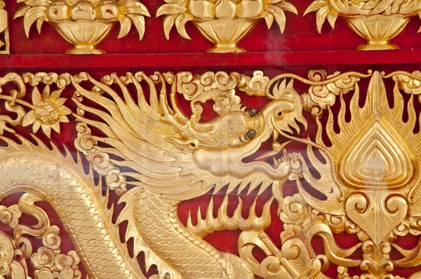 Golden Majestätisk Traditionell Asiatisk Drake Skulptur Mörkröd Trävägg Templet — Stockfoto