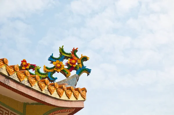 Doğal Güzel Mavi Yeşil Bitki Heykeli Tapınağın Çatısında — Stok fotoğraf