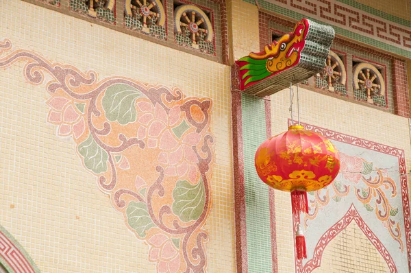 亚洲庙宇中挂满了中国红灯笼的传统简朴龙画雕像 — 图库照片