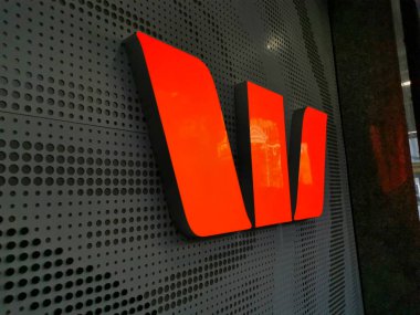 BRISBANE, AUSTRALIA - 19 Mayıs 2020: Brisbane Merkez Ticaret Bölgesi 'ndeki Westpac Bank sancak bürosunun sancak logosu.