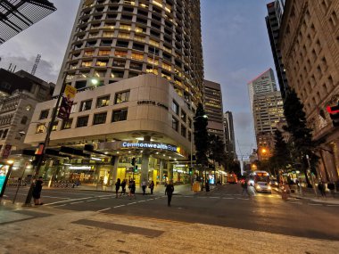BRISBANE, AUSTRALIA - 19 Mayıs 2020: Brisbane Central Business District 'teki Commonwealth Bank of Australia (CBA) merkez binası. Kavşakta yürüyen insanlar var..