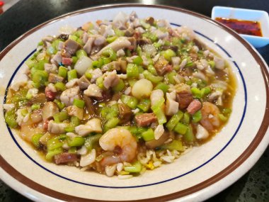 Ev yapımı hakiki Hokkien Çin usulü kızarmış pilav, barbekü soslu domuz eti ve karides parçaları, tuzlu sos ve yağlı suya batırılmış kırmızı biber.