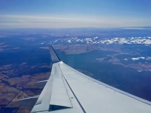 Scena Lotu Lewego Skrzydła Samolotu Lecącego Słoneczny Dzień Błękitnym Niebem — Zdjęcie stockowe