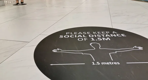 Ανακοίνωση Στο Πάτωμα Για Σταθεί Μακριά Για Κρατήσει Την Κοινωνική — Φωτογραφία Αρχείου