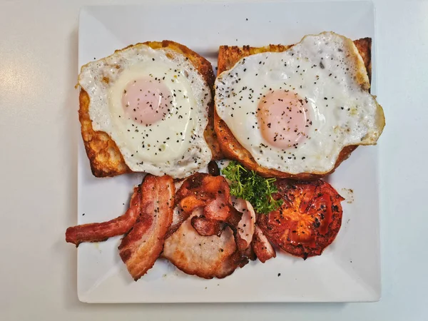 Вид Сверху Английский Завтрак Подсолнечным Жареным Яйцом Беконом Помидорами Ветчиной — стоковое фото