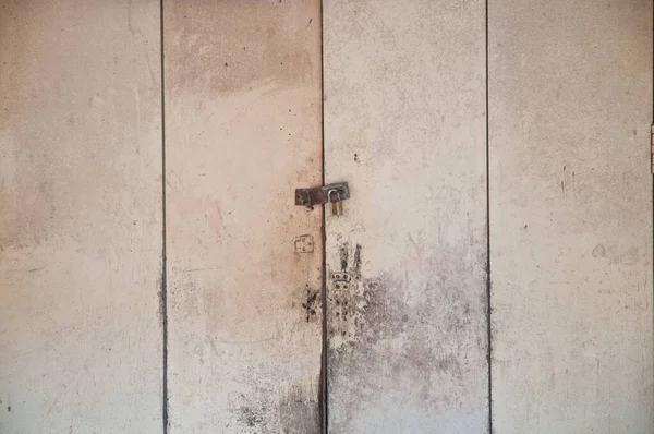 Zamknięty Klucz Drewnianych Szarych Białych Drzwi Tafli Starego Domu — Zdjęcie stockowe