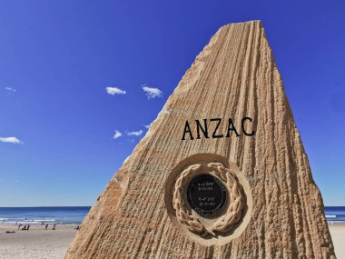 Altın Kıyı, AUSTRALYA - 16 Ağustos 2020 Sörfçüler Paradise Esplanade ANZAC Savaş Anıtı Taşı bir yüzgece benziyor. Bu taş Sörfçü Cennet plajında bulunuyor. Fotoğrafta ceset yok..