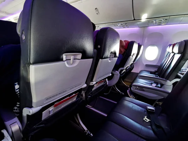 Fila Inteira Vazia Assentos Passageiros Avião Voador Durante Pandemia Covid — Fotografia de Stock