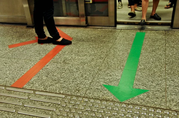 Grupp Passagerare Går Från Mtr Tunnelbanetåg För Att Avsluta Och — Stockfoto