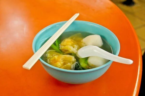 Beroemde Singaporese Knoedel Soep Een Food Court Hawker Center Geserveerd — Stockfoto